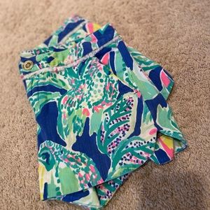 Lilly Pulitzer 00 shorts, gold button, white fringe detail